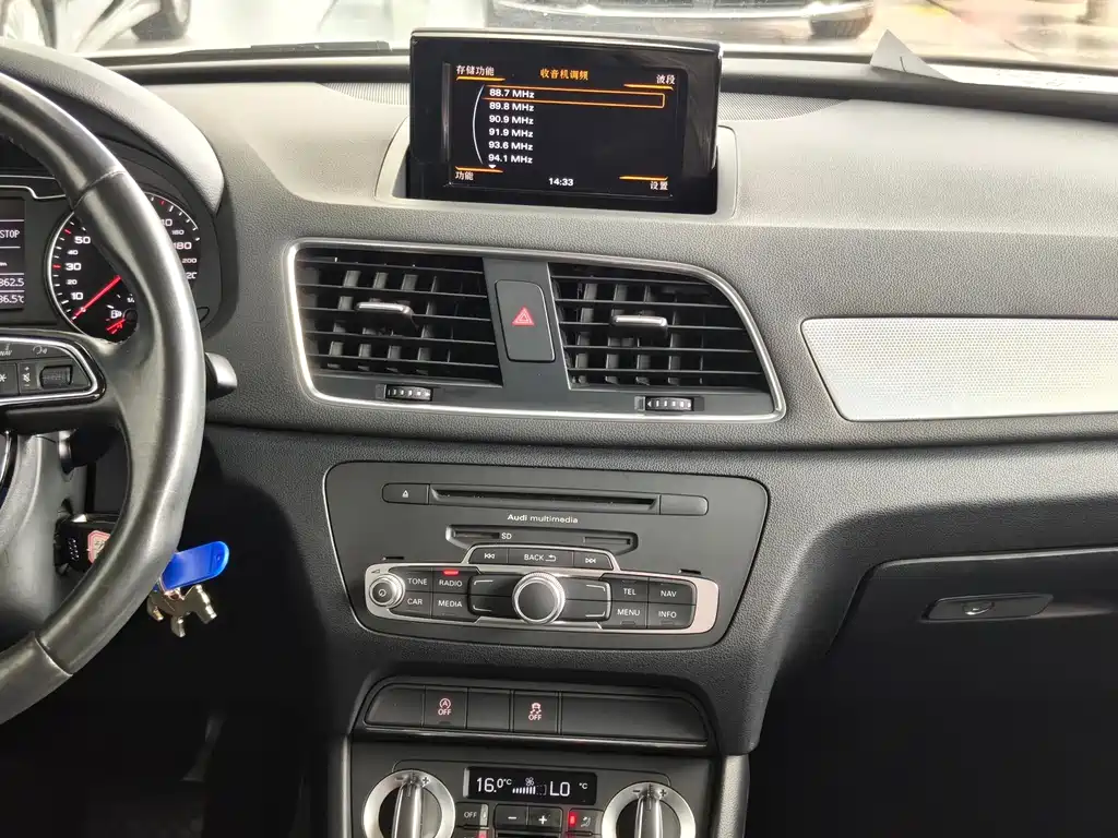 Audi Q3 2015 — фото 11