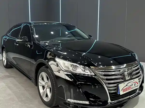 Toyota Crown 2015