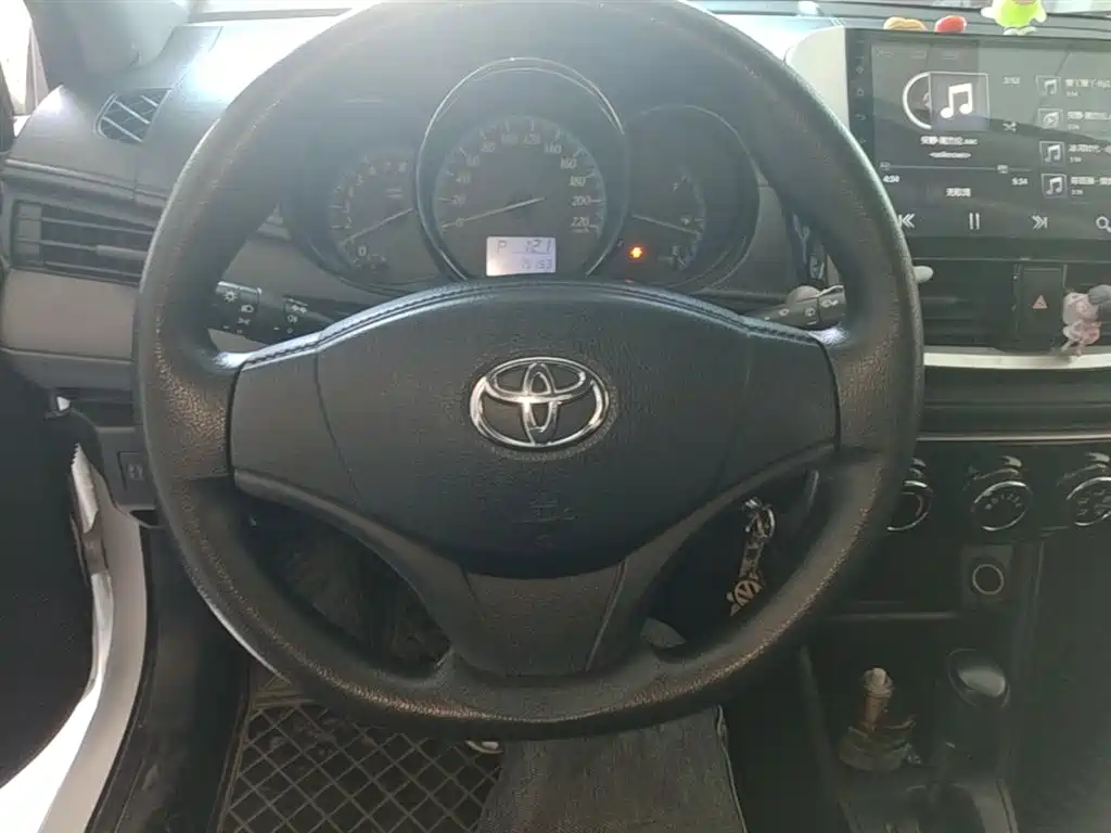 Toyota Yaris L 2017 — фото 11