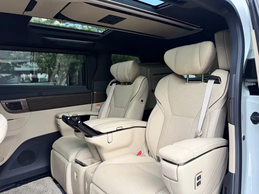 Toyota Alphard 2024 — фото 18