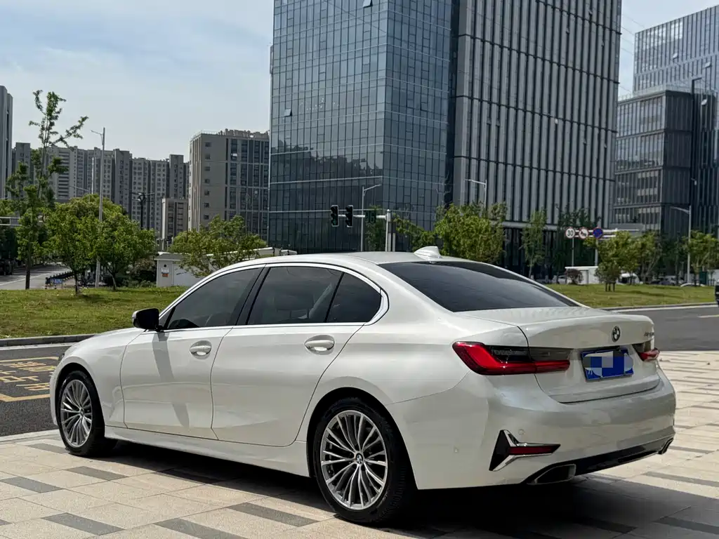BMW 3 Series 2019 — фото 23