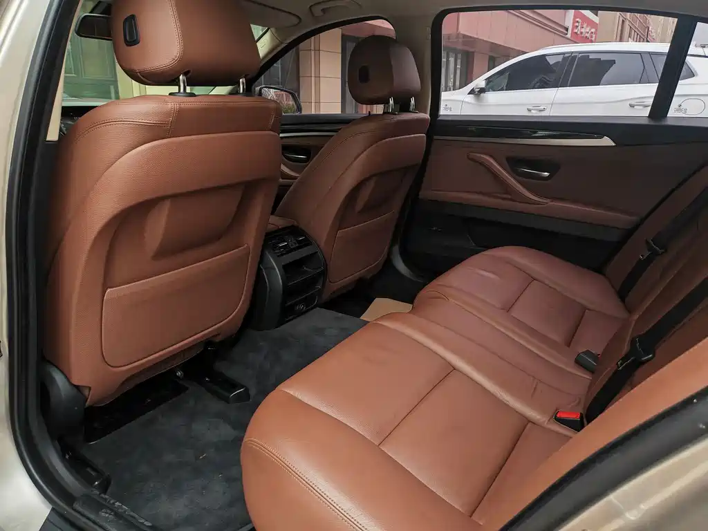 BMW 5 Series 2017 — фото 10
