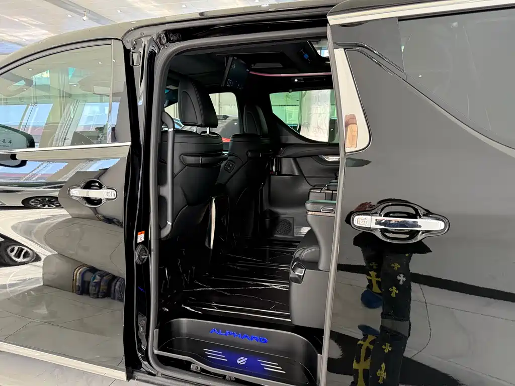 Toyota Alphard 2022 — фото 9