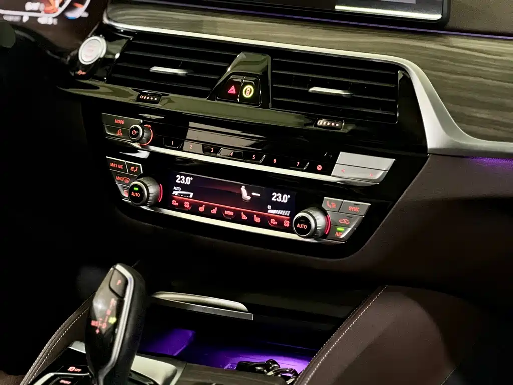 BMW 5 Series 2021 — фото 10