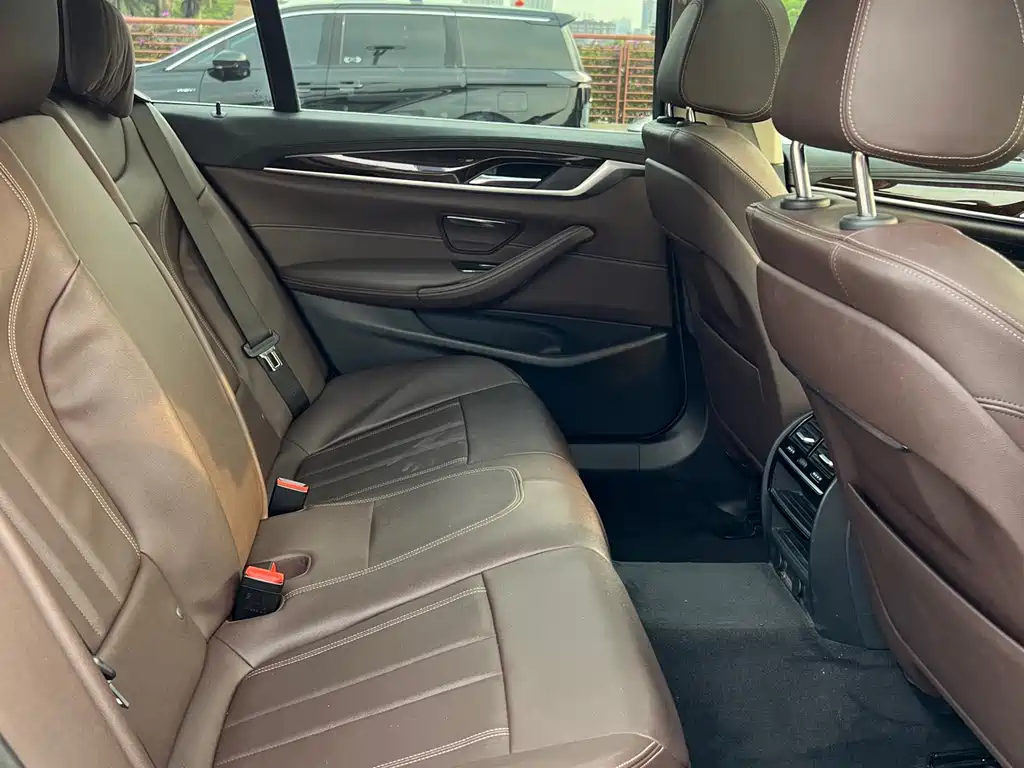 BMW 5 Series 2019 — фото 10