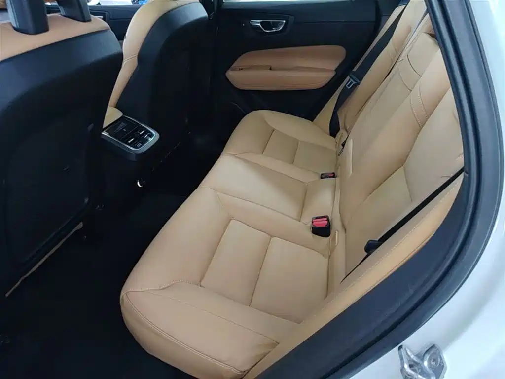 Volvo XC60 2018 — фото 17