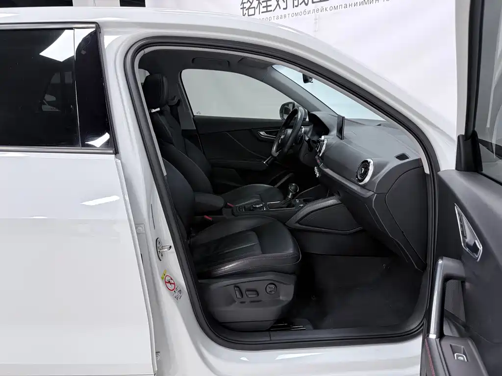 Audi Q2L 2023 — фото 11