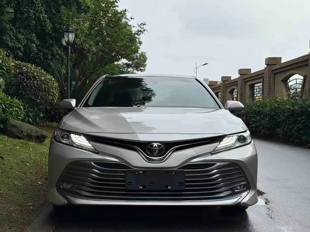 Toyota Camry 2018 — фото 2