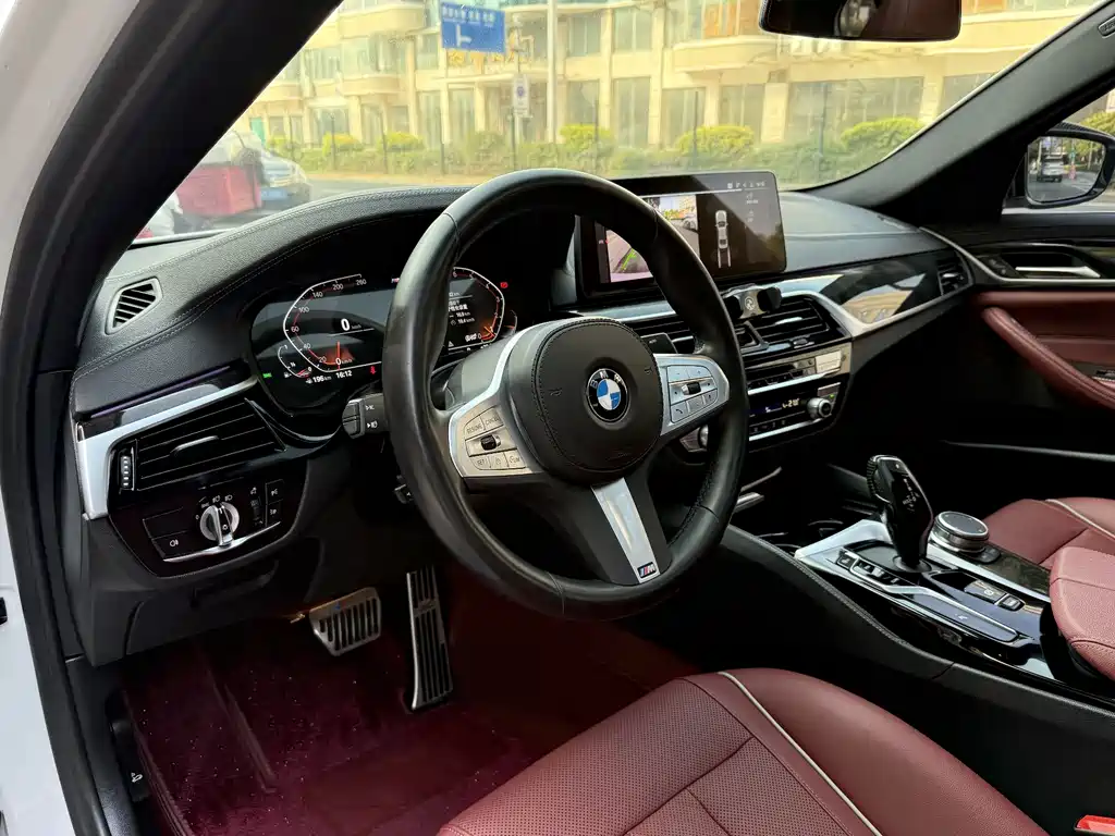 BMW 5 Series 2023 — фото 11