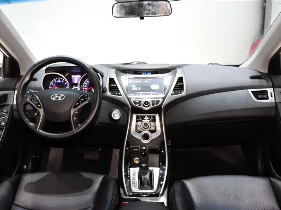Hyundai Elantra 2017 — фото 11