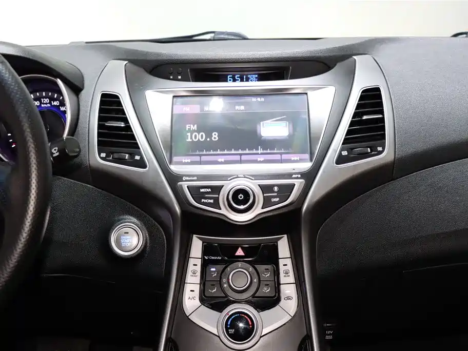 Hyundai Elantra 2017 — фото 13