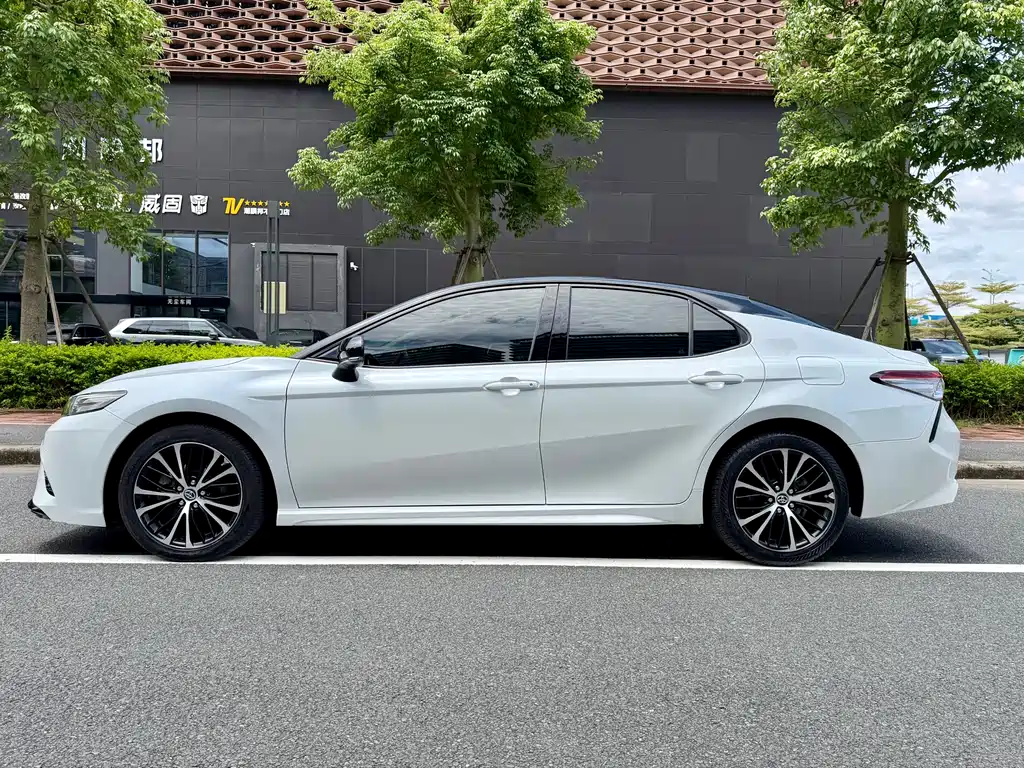 Toyota Camry 2018 — фото 8
