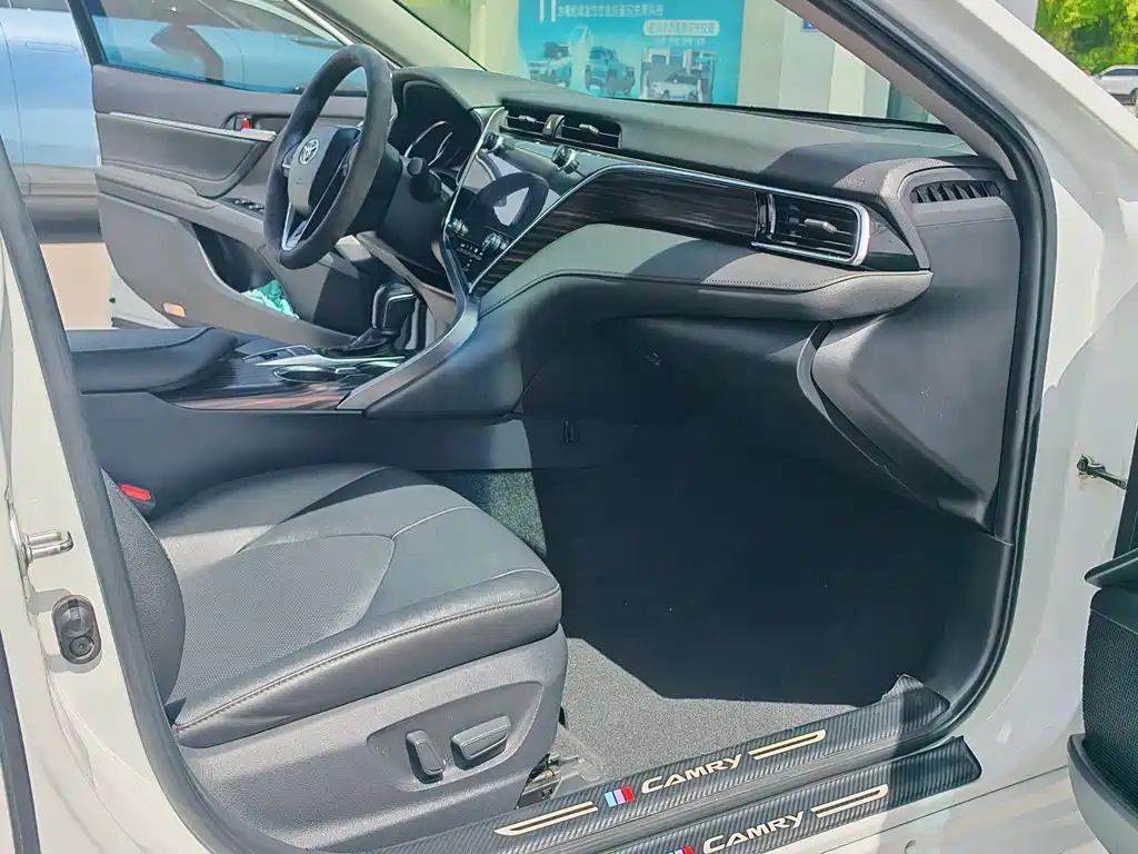 Toyota Camry 2021 — фото 8