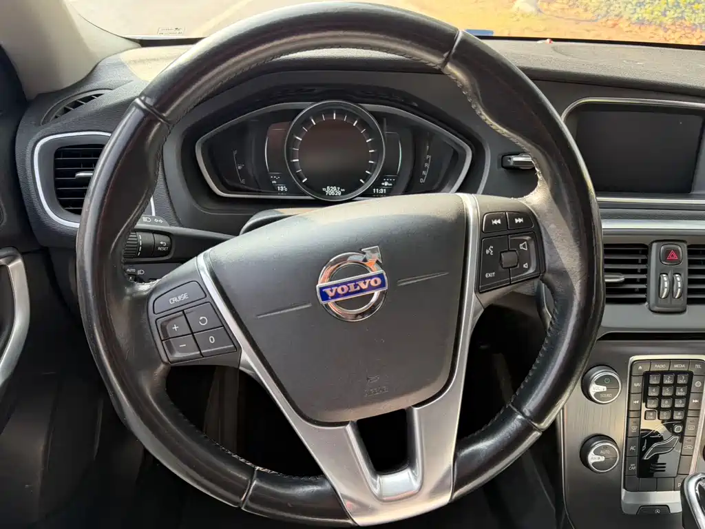 Volvo V40 2015 — фото 13