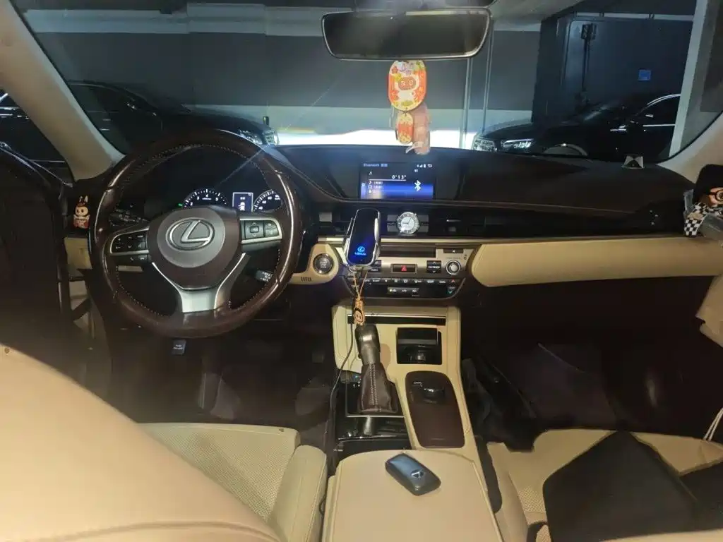 Lexus ES 2015 — фото 13