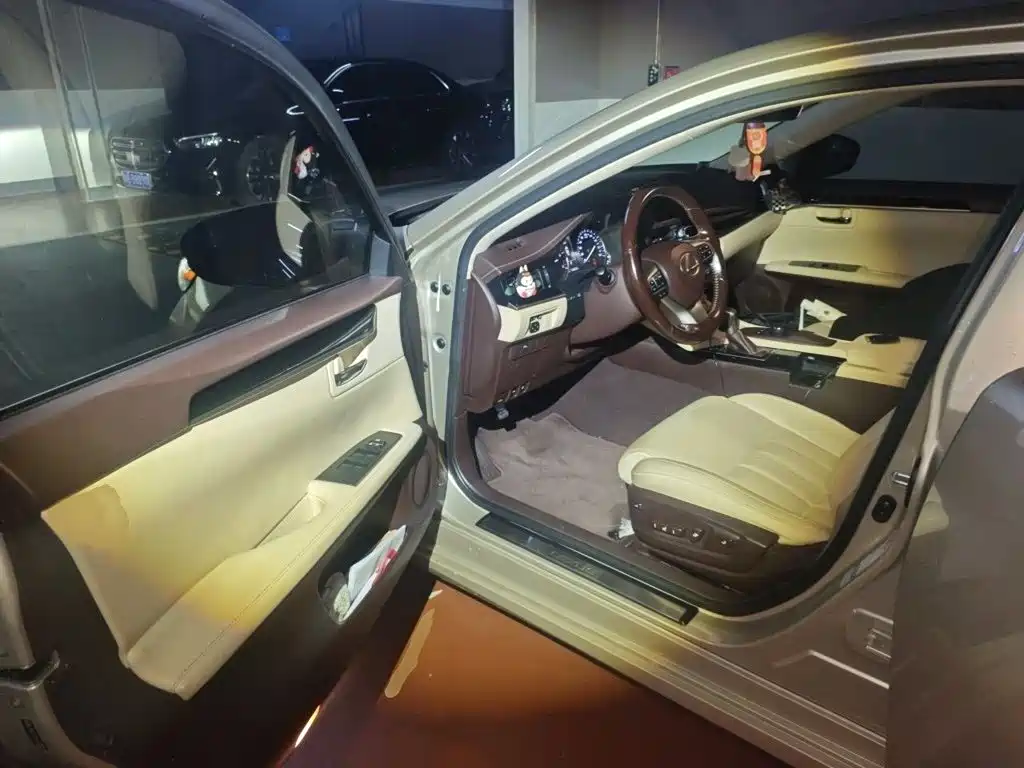 Lexus ES 2015 — фото 14