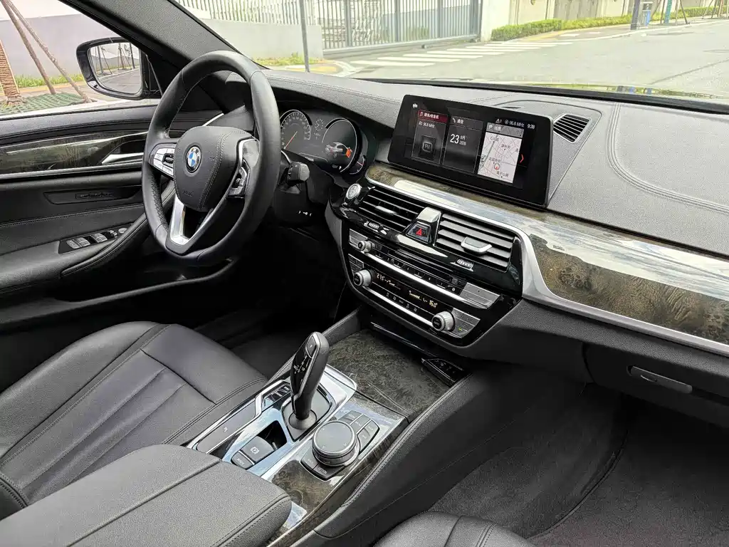 BMW 5 Series 2018 — фото 10