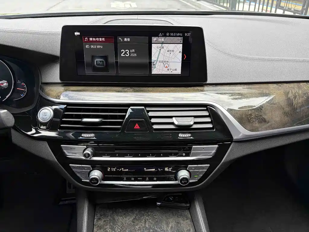 BMW 5 Series 2018 — фото 14