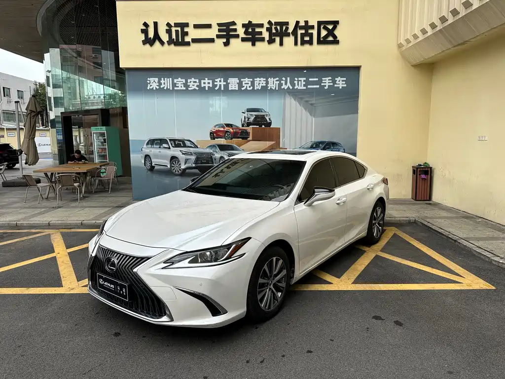 Lexus ES 2021 — фото 1