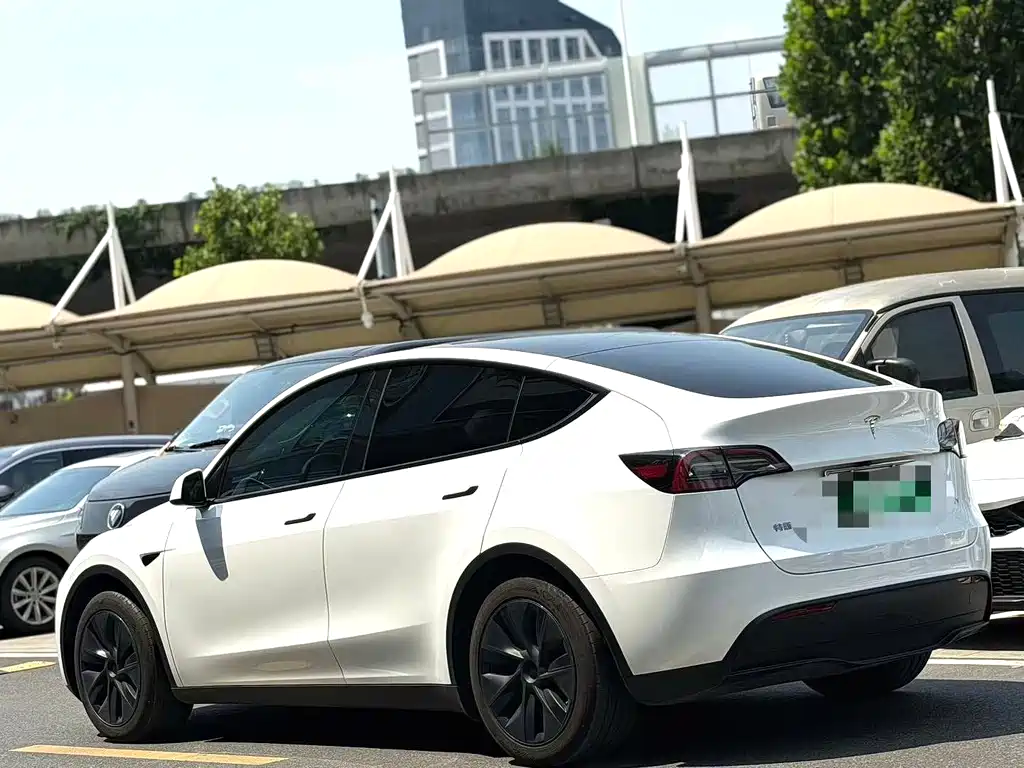 Tesla Model Y 2024 — фото 9