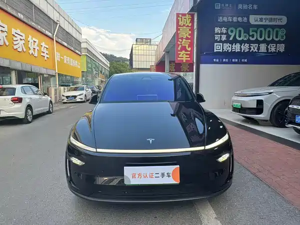 Tesla Model Y 2025