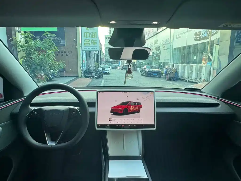 Tesla Model Y 2025 — фото 9