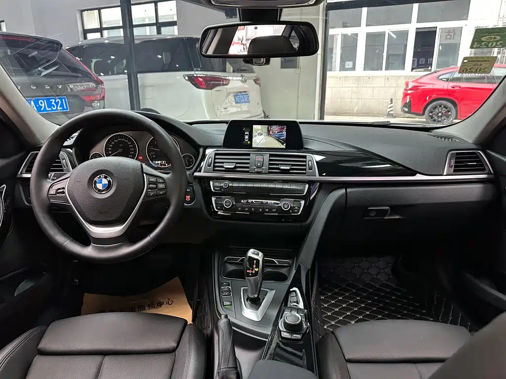 BMW 3 Series 2018 — фото 12