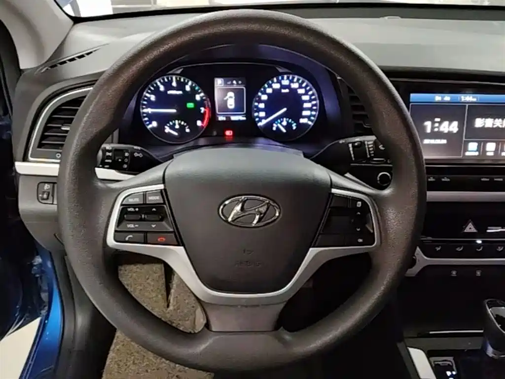 Hyundai Elantra 2018 — фото 11