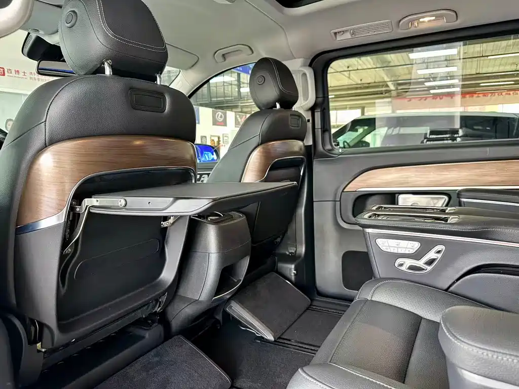Mercedes-Benz V-Class 2023 — фото 7