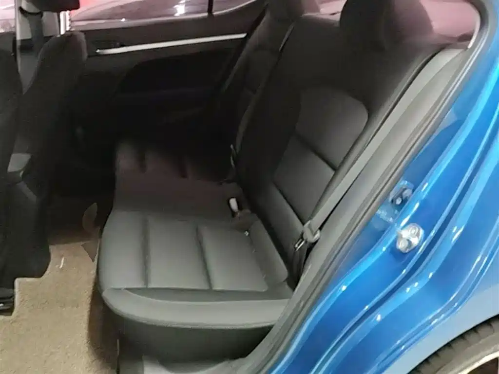 Hyundai Elantra 2018 — фото 17