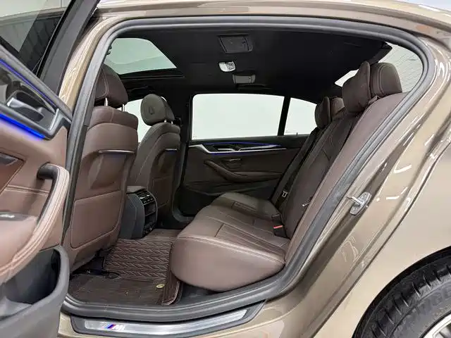 BMW 5 Series 2019 — фото 18
