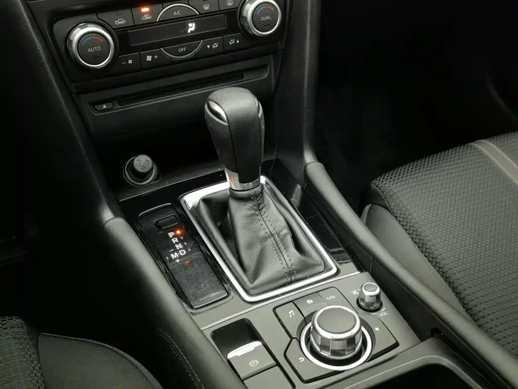 Mazda 3 Axela 2017 — фото 13