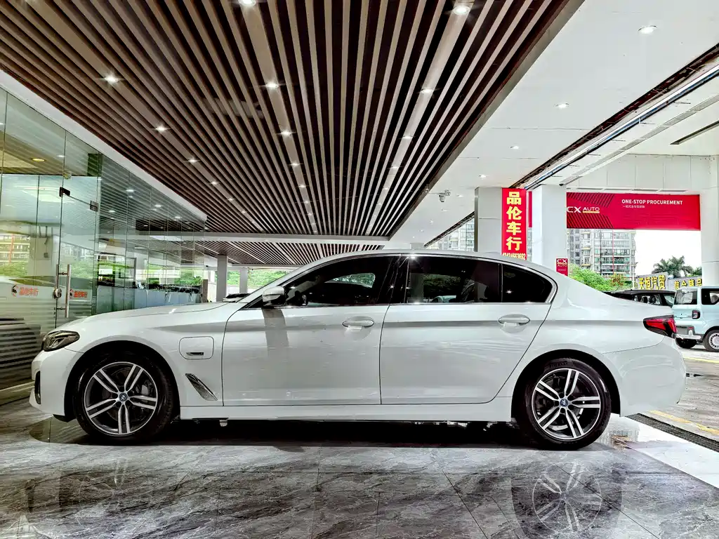 BMW 5 Series New Energy 2022 — фото 14