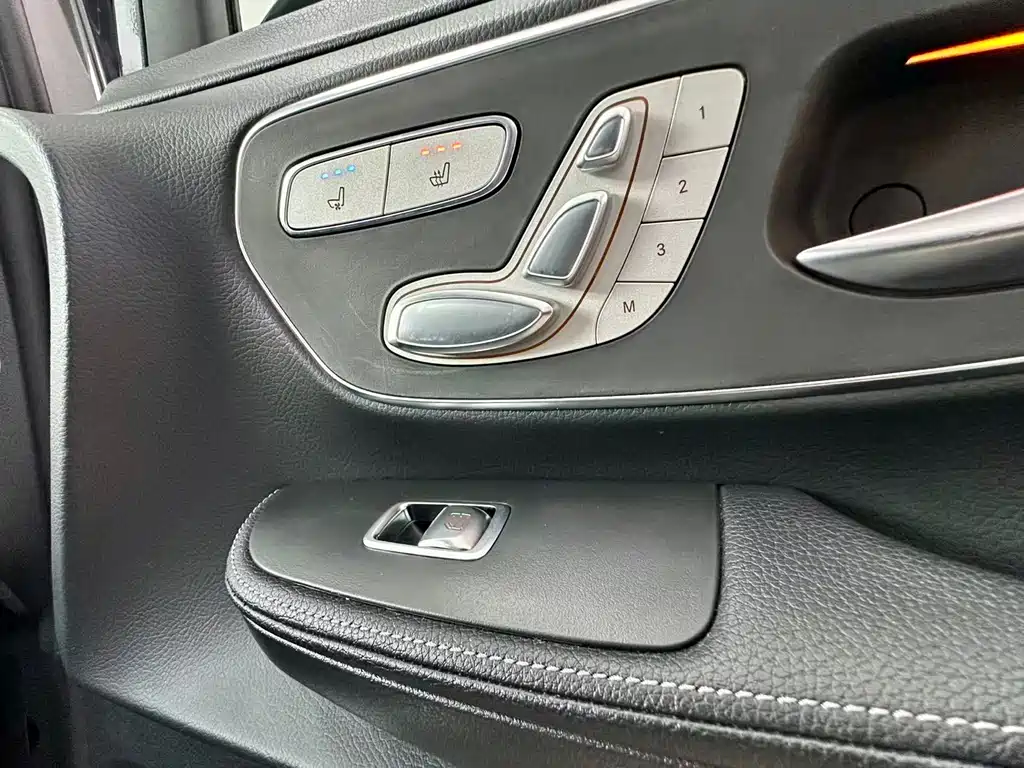 Mercedes-Benz V-Class 2023 — фото 17