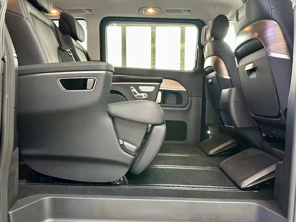 Mercedes-Benz V-Class 2023 — фото 8