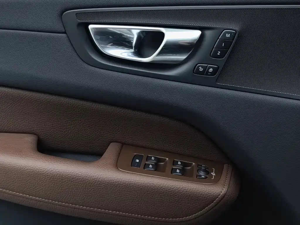 Volvo XC60 2022 — фото 25
