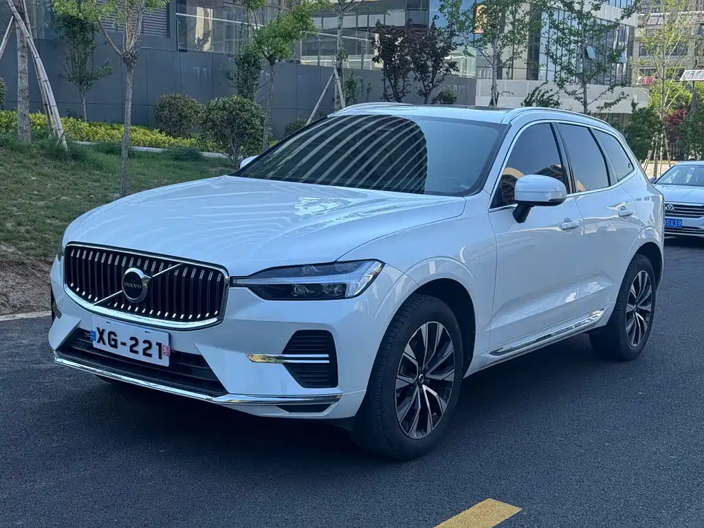 Volvo XC60 2022 — фото 1