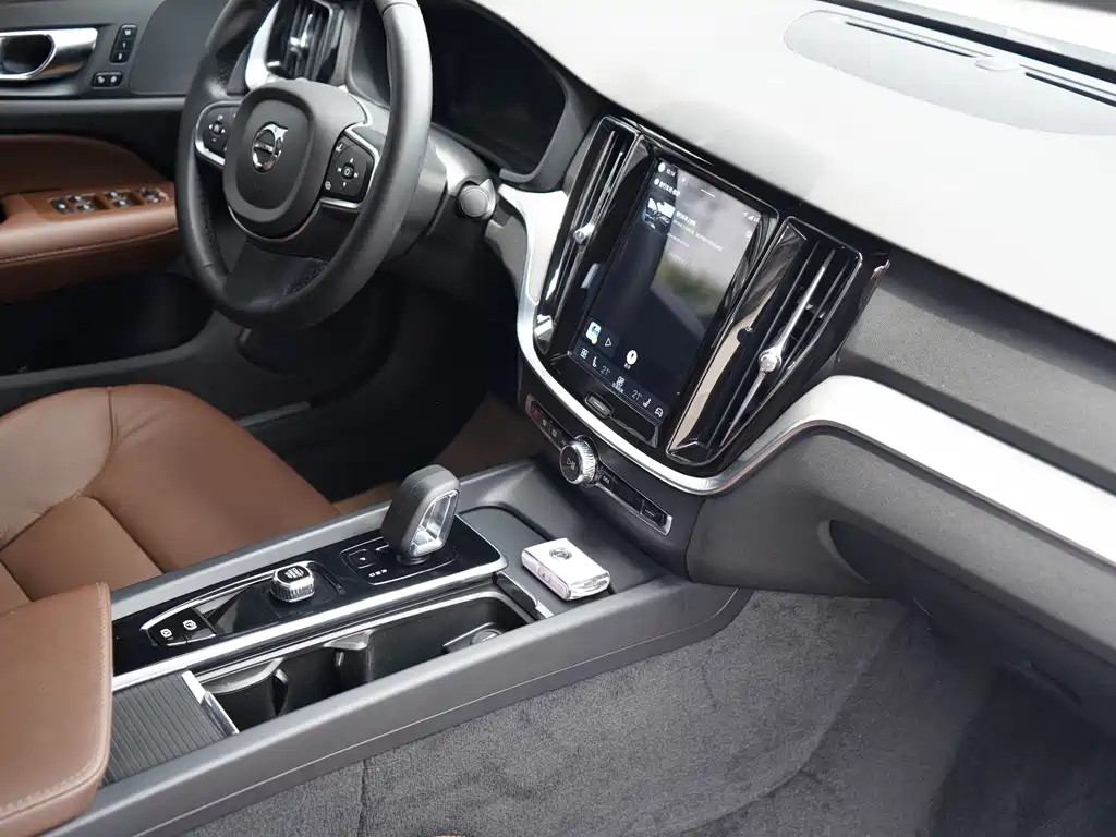 Volvo S60 2022 — фото 11