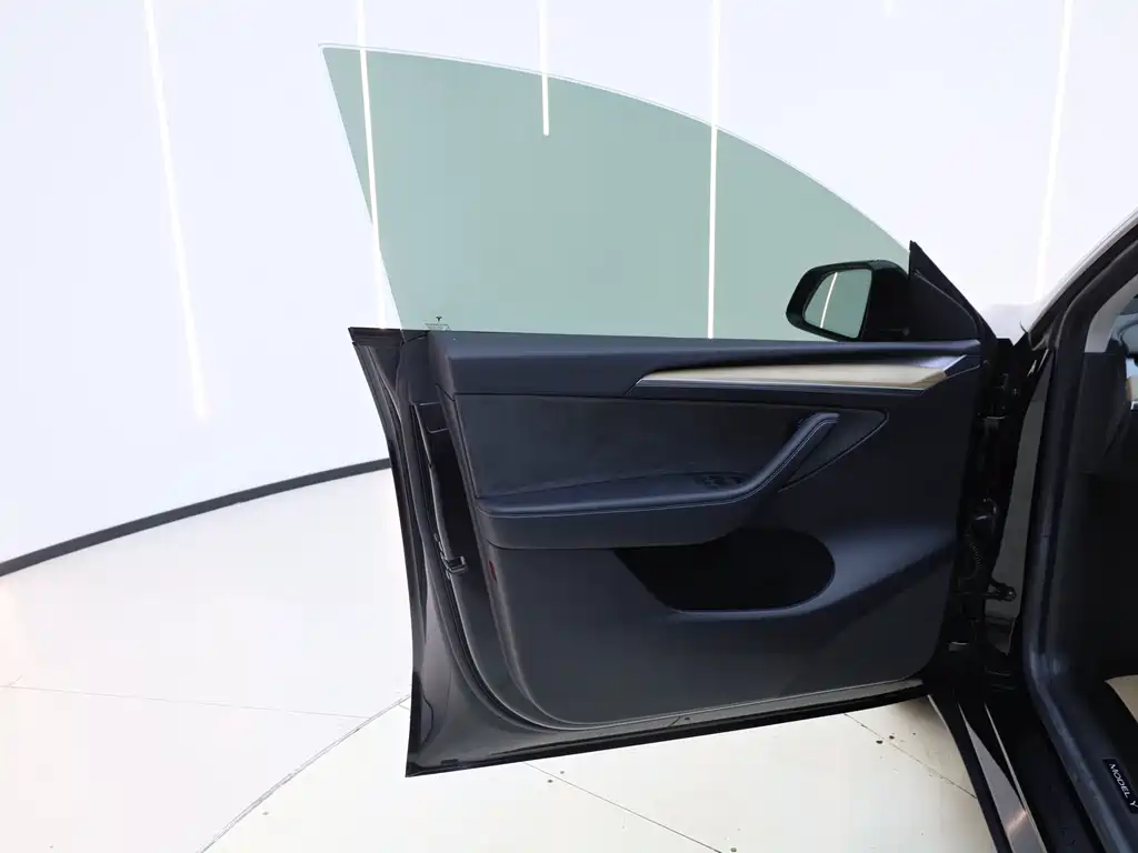 Tesla Model Y 2023 — фото 9