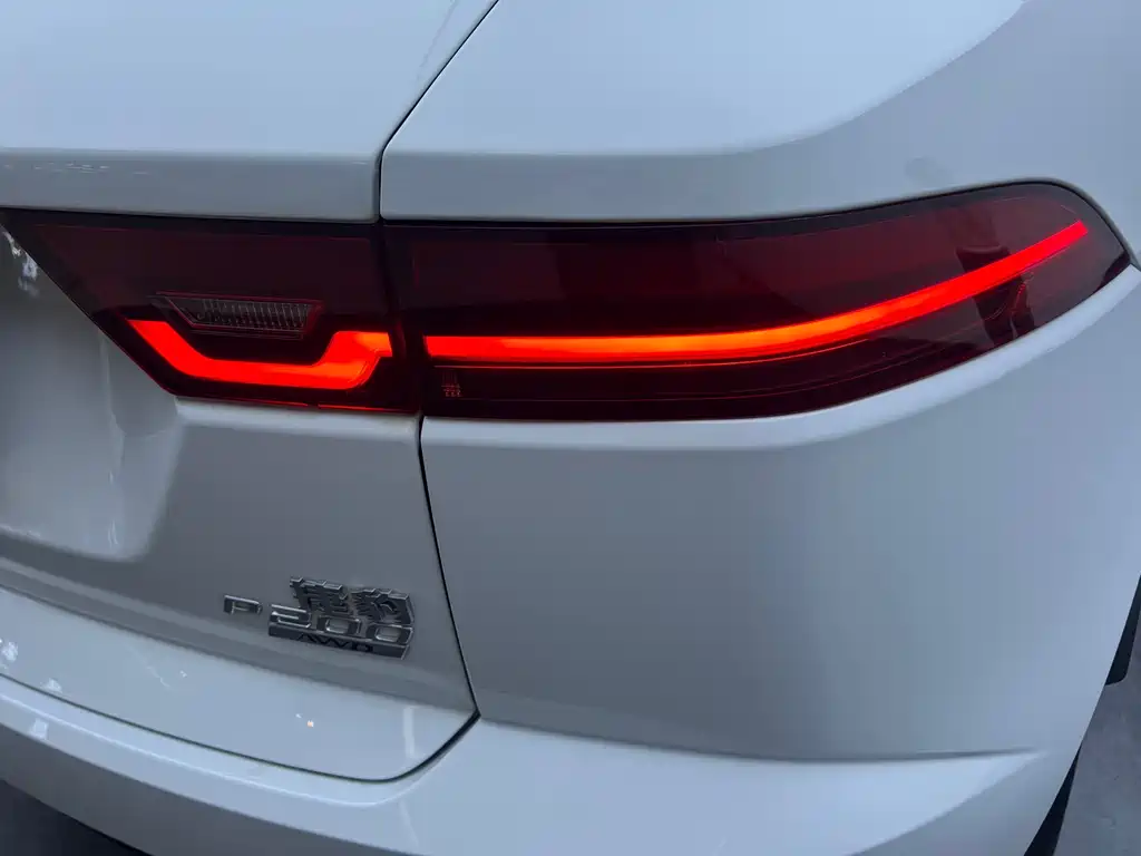 Jaguar E-PACE 2020 — фото 25