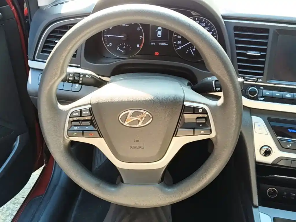 Hyundai Elantra 2018 — фото 11