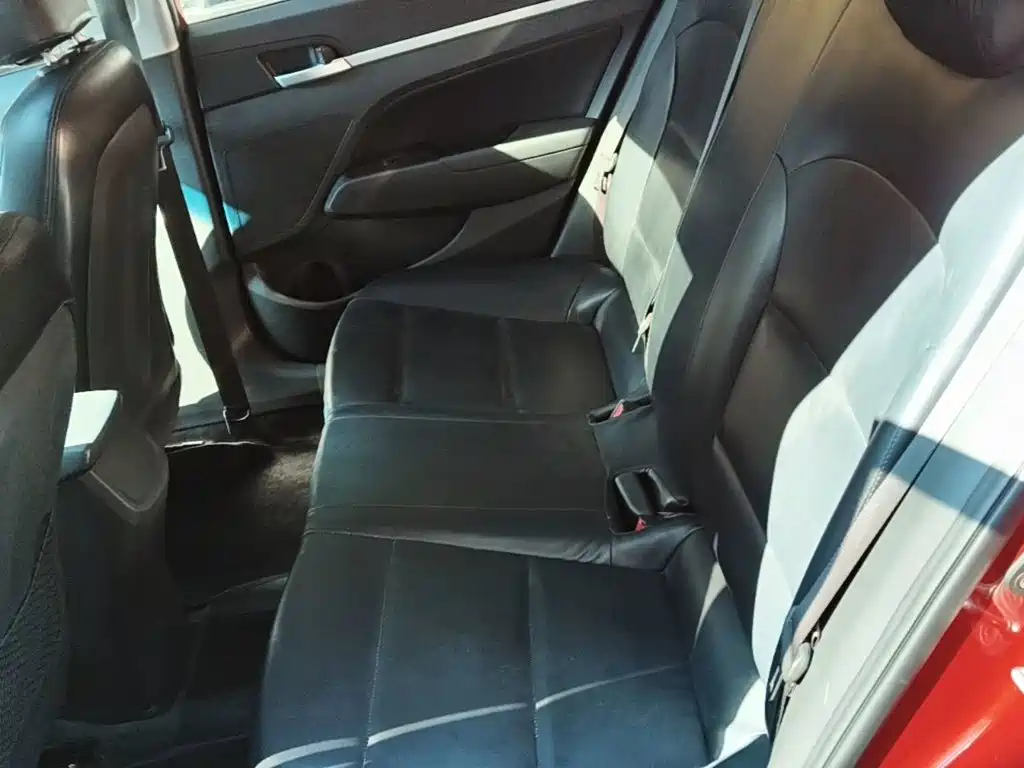 Hyundai Elantra 2018 — фото 17