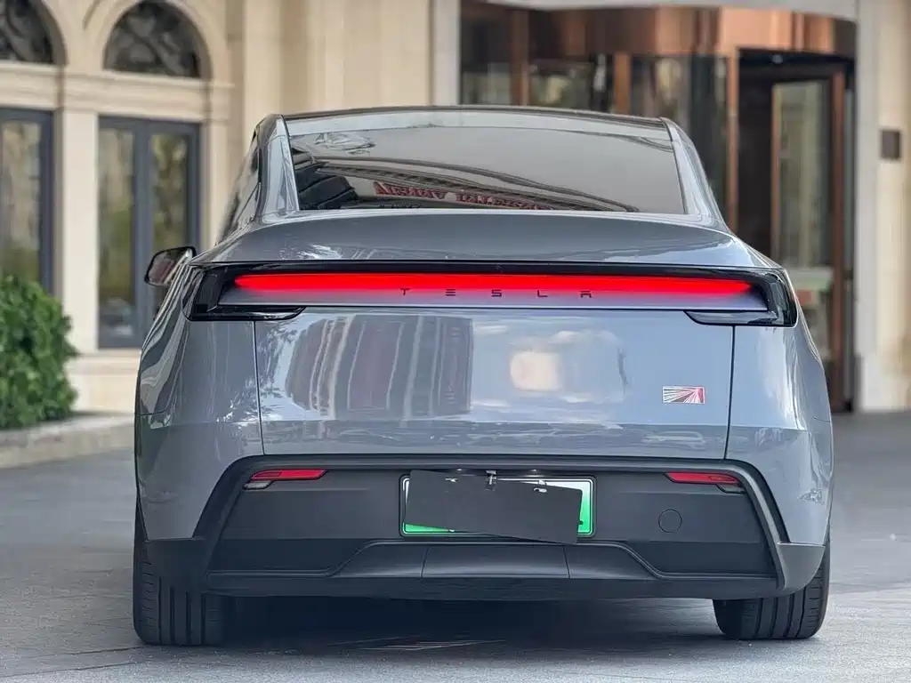 Tesla Model Y 2025 — фото 8