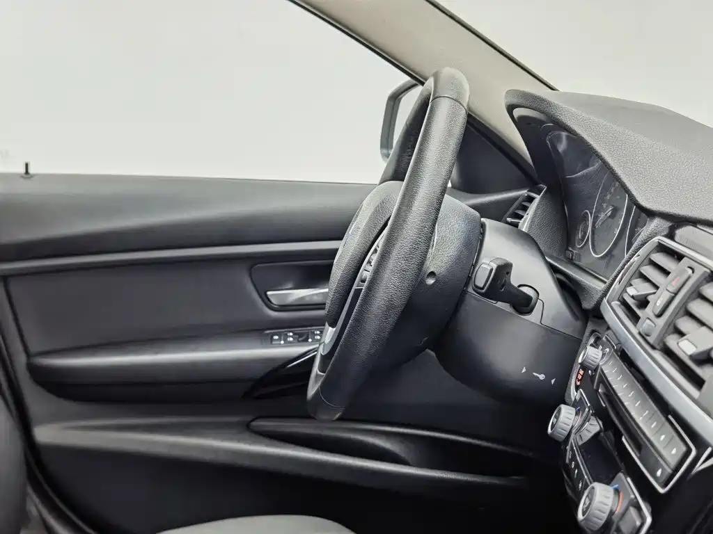 BMW 3 Series 2017 — фото 22