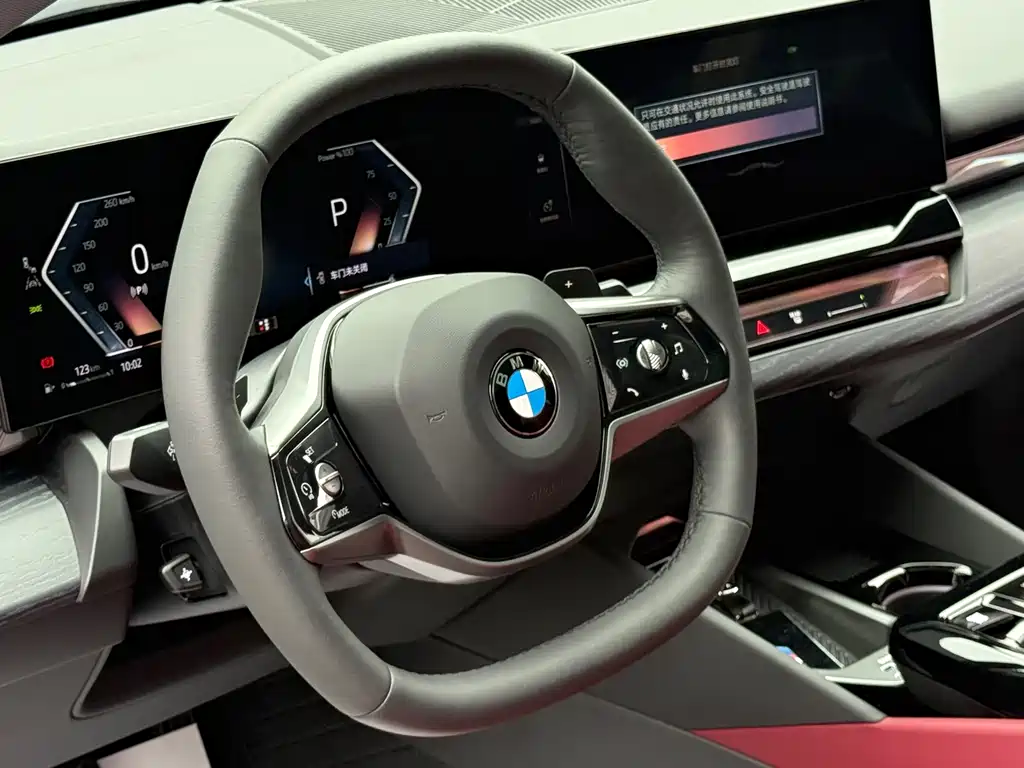BMW 5 Series 2025 — фото 16