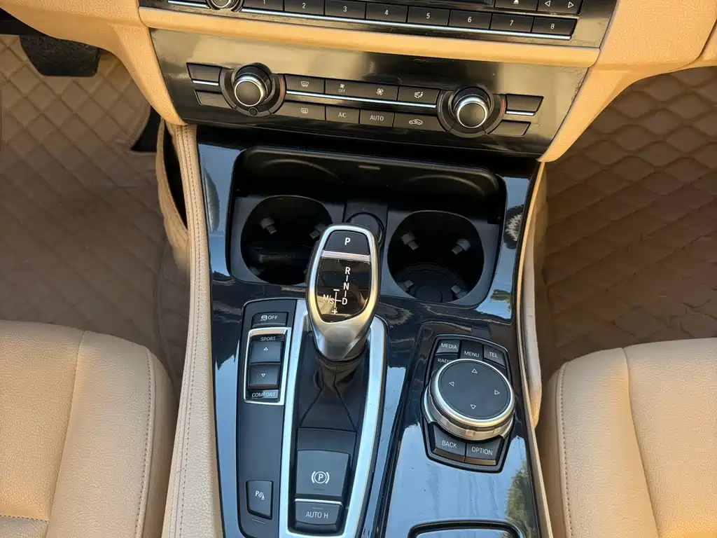 BMW 5 Series 2017 — фото 13