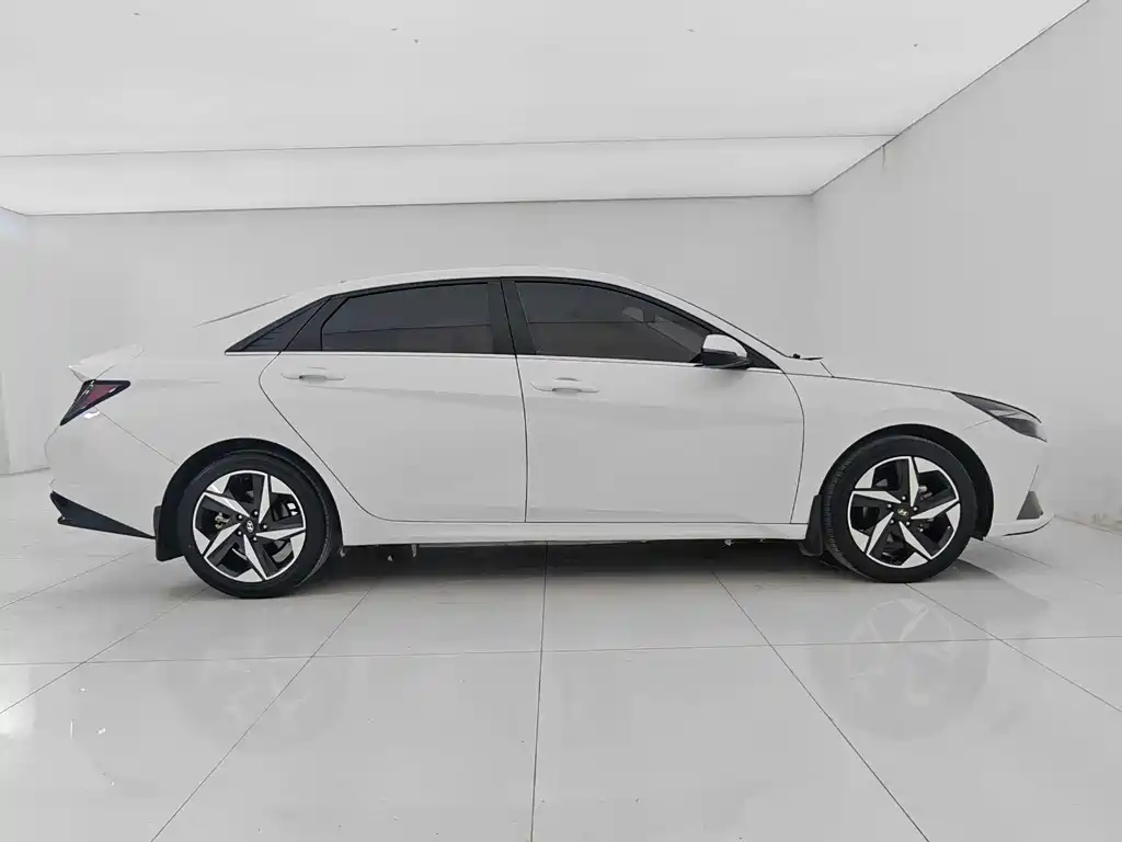 Hyundai Elantra 2021 — фото 18