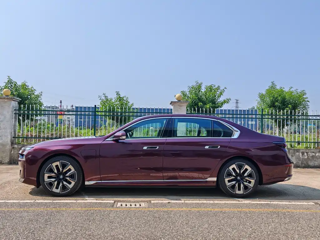 BMW i7 2024 — фото 3