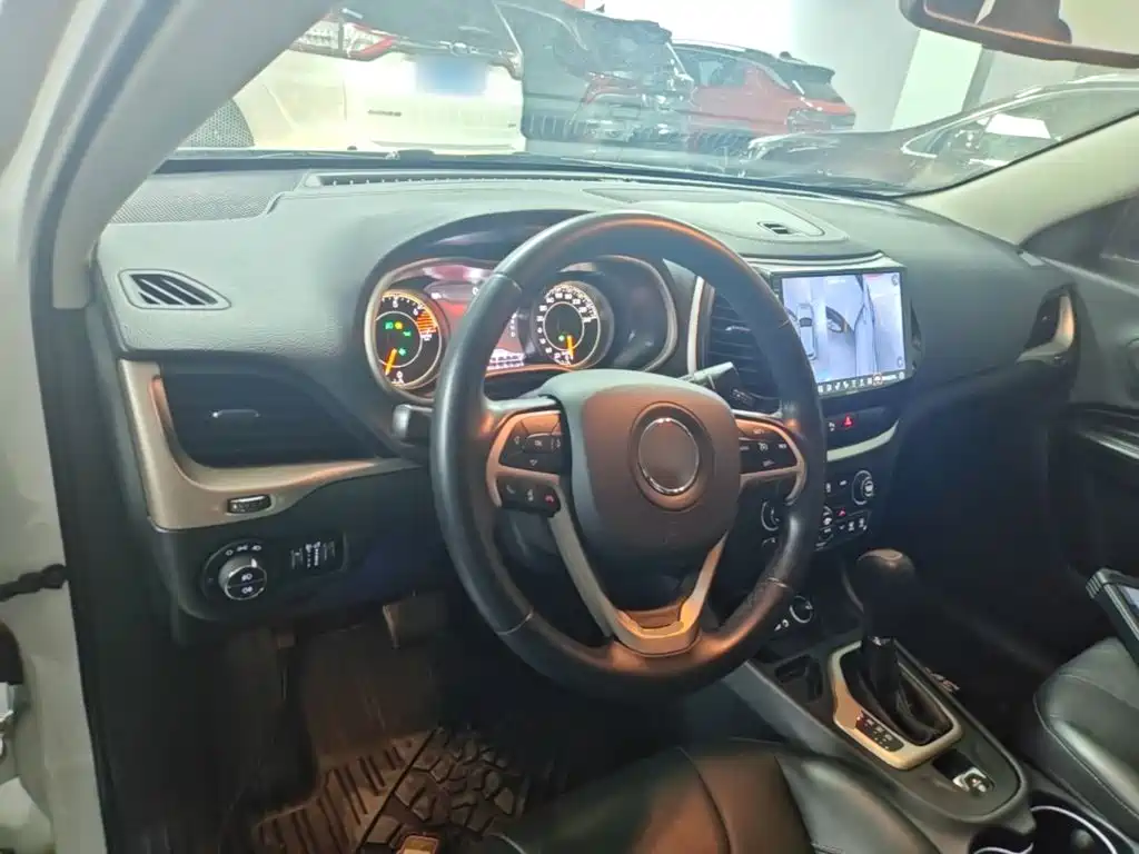Jeep Cherokee 2018 — фото 10