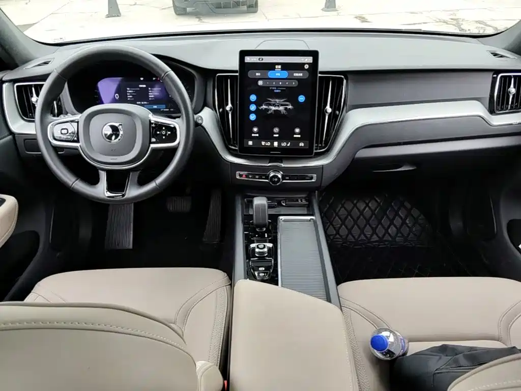 Volvo XC60 2025 — фото 10